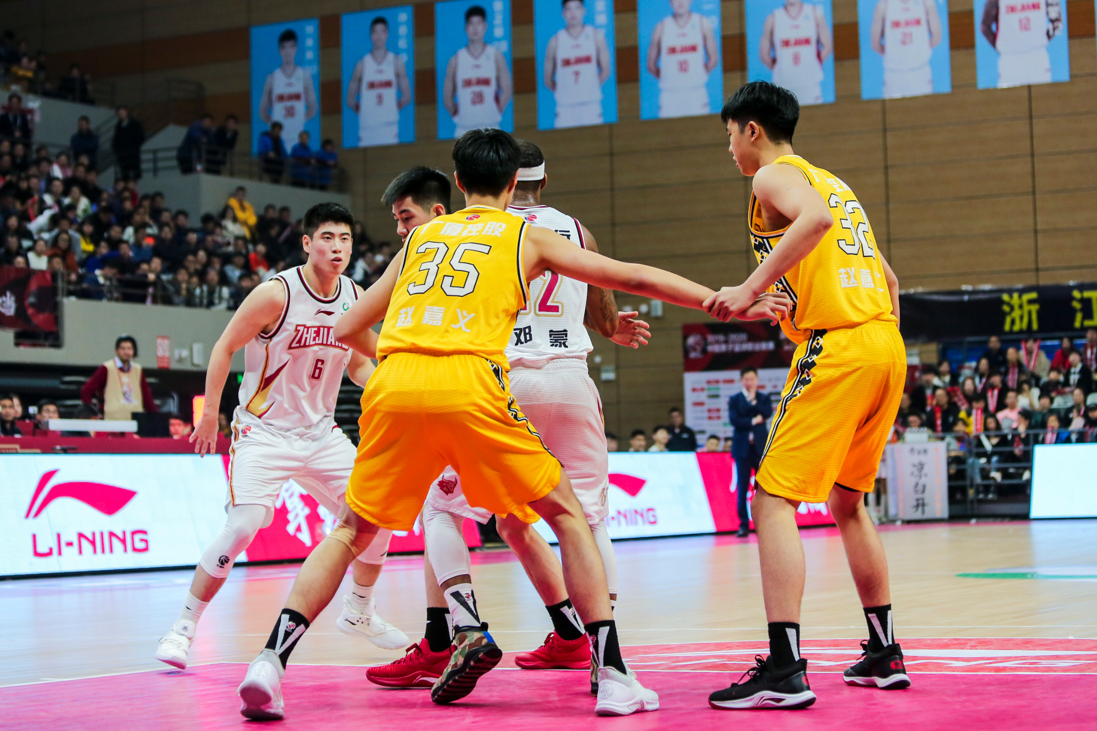 爱游戏在线登录-广厦男篮发布备战花絮，加时末段绝杀压哨，足总杯任务艰巨，轮换策略成焦点(广东宏远战广厦胜负发生逆袭)